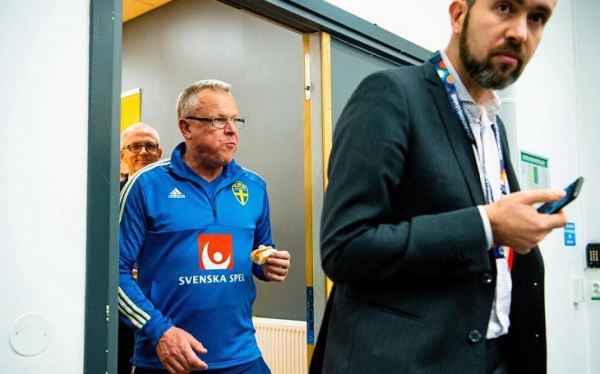 Тренер Швеции без ума от хот-догов. У него даже есть диплом! 