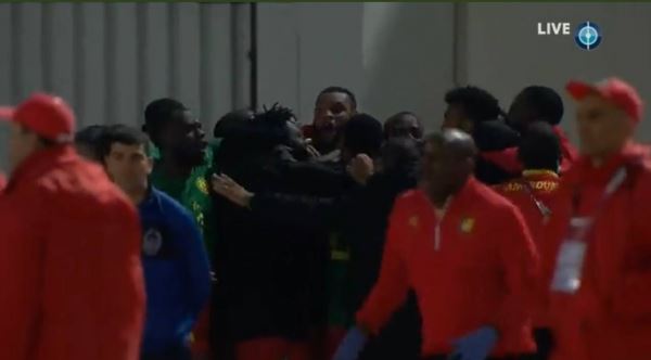 118-я минута – на ЧМ вырывается Алжир, 124-я – вдруг путевку забирает Камерун. Горе проигравшего тренера 😭