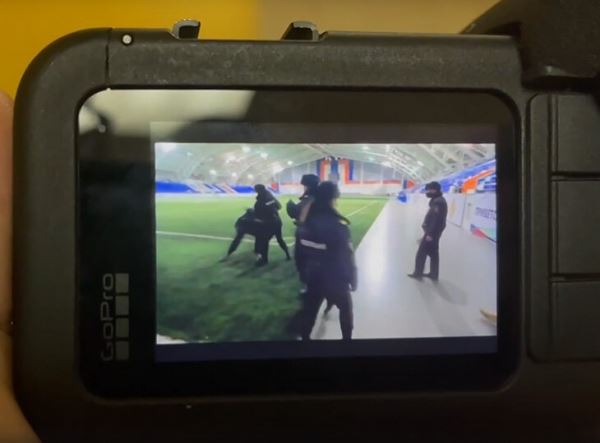 «Стрелять по нам будете? Смешно». Полиция задержала игрока «Амкала»: конфликт возник из-за фото с детьми после матча