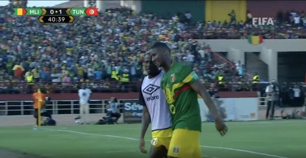 Безумный африканский футбол: малиец забил в свои и удалился за четыре минуты. Но фол очень спорный