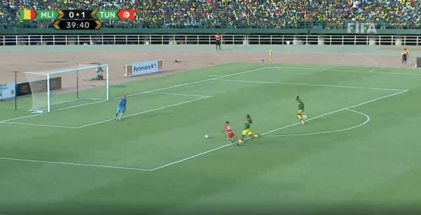 Безумный африканский футбол: малиец забил в свои и удалился за четыре минуты. Но фол очень спорный