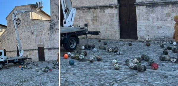 На крыше итальянской церкви нашли десятки старых мячей. Даже аргентинский Tango с ЧМ-1978