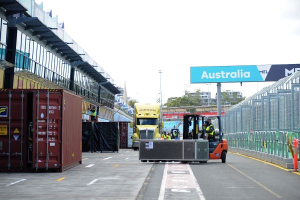 Формула 1 спасла свои грузы от опоздания в Мельбурн 